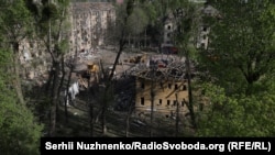 რუსეთის სარაკეტო შეტევის შედეგად განადგურებული შენობები კიევის სვიატოშინსკის რაიონში. 2025 წლის 24 აპრილი