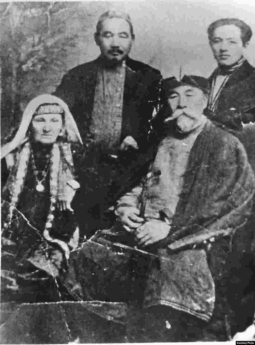 Бірінші қатарда отырғандар: "Қазақ" газетінің демеушісі Хасен Ақайұлы мен бәйбішесі. Тұрғандар: ортада Смайыл Байтенұлы, екіншісі - белгісіз.