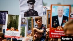 Участники шествия «Бессмертный полк» в день празднования 72-й годовщины победы во Второй мировой волне. Алматы, 9 мая 2017 года.
