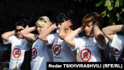 დაკავებულ ფოტორეპორტიორთა მხარდამჭერი საპროტესტო აქცია. თბილისი, 2011 წლის 14 ივლისი