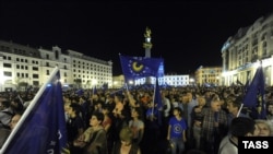 Gürjüstanyň oppozisiýasynyň tarapdarlary saýlawlaryň deslapky netijelerini şatlyk-şowhun bilen garşy alýarlar. Tbilisi, 2-nji oktýabr, 2012.