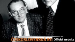 Detaliu de pe coperta volumului despre redacția cehoslovacă a Europei Libere de Prokop Tomek.