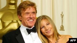 Роберт Редфорд (солдо) Оскар сыйлыгын тапшыруу учурунда. 24-март 2002-жыл