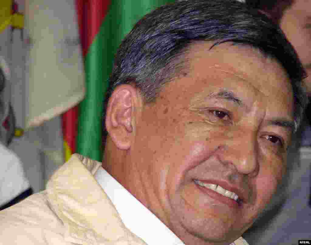 Мустахим Тулеев, адвокат. Алматы, 19 сентября 2009 года.  - В августе 2009 года Мустахим Тулеев представлял интересы акима Западно-Казахстанской области Бактыкожи Измухамбетова против его бывшего советника Алпамыса Бектурганова по иску о клевете. Последний был осужден на год тюрьмы. 