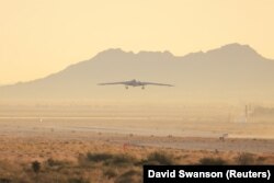 Стратегічний стелс-бомбардувальник B-21 Raider ВПС США, здатний нести ядерну зброю, під час свого першого польоту в Палмдейлі, Каліфорнія, США, 10 листопада 2023 року