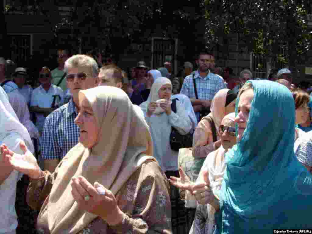 Doček konvoja kamiona sa posmrtnim ostacima Srebreničana, Sarajevo, juli 2011