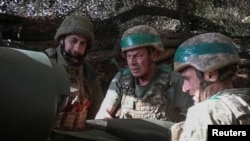 Ukrajinski vojnici pucaju iz samohodne haubice na ruske trupe u blizini Pokrovska, grada na prvoj liniji fronta.