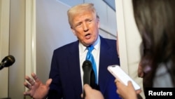 Donald Trump vorbește cu jurnaliștii la bordul avionului prezidențial, 6 aprilie 2025.