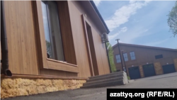 Территория «конюшни президента». Фото сделано на камеру смартфона из-под ворот объекта. Астана, 28 апреля 2025 года