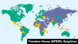 “Freedom House” guramasynyň raýat azatlyklarynyň we syýasy haklaryň derejesi boýunça 16-njy ýanwarda çap eden hasabatyna görä, Amerikanyň demokratik standartlarynyň ýukalmagynyň çaltlaşmagy bilen, bütindünýäde demokratiýa hüjüm astynda we yza çekilýär.