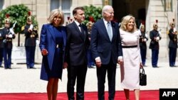 Բրիջիտ Մակրոնը, Ֆրանսիայի նախագահ Էմանյուել Մակրոնը, ԱՄՆ նախագահ Ջո Բայդենը և Ջիլ Բայդենը Ելիսեյան պալատում, Փարիզ, 8-ը հունիսի, 2024թ. 