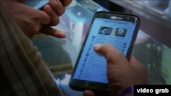 Në telefonin mobil të një iraniani shihen krerët shtetërorë. Fotografi ilustruese nga arkivi.