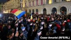 Cu recuzită de galerie (tobă și megafon), aruncând petarde, bucăți de caldarâm și mobilier urban în forțele de ordine, mai mulți posibili ultrași au declanșat violențele din apropierea BEC