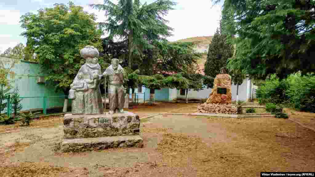 Пам'ятник жертвам депортації в центрі села. Композиція складається з постаті старого, жінки та двох дітей із речами. Автор пам'ятника ‒ скульптор Аджи Садихов Селімов ‒ пережив депортацію ще дитиною