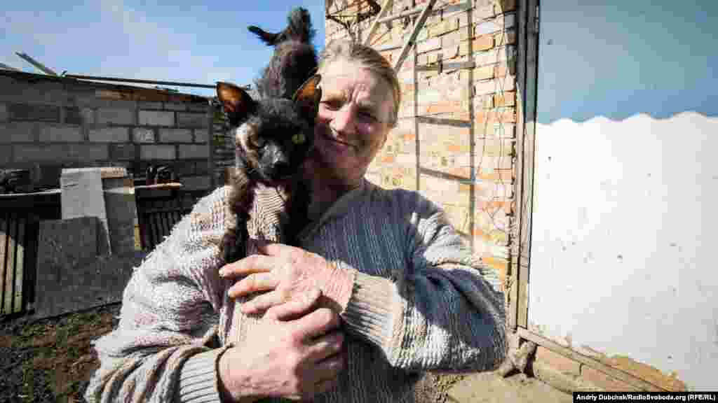 &laquo;Привіт із Водяного&raquo;. Баба Зоя зі своїм котом Тімкою. Кіт був поранений та зараз хворіє, жінка як може лікує його