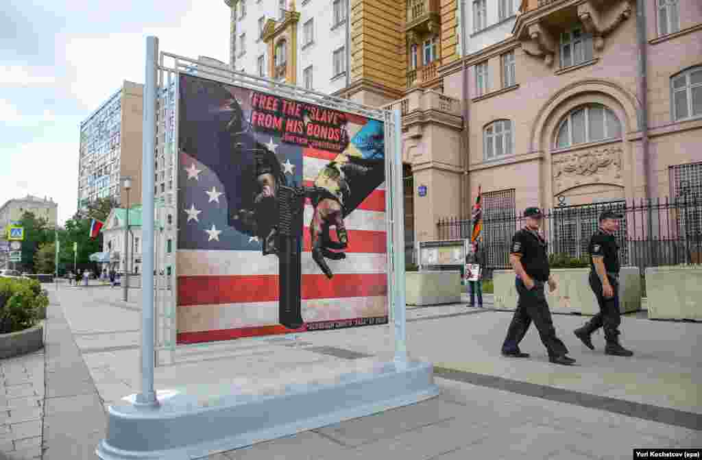 روسیه نیز به نوبه خود، سفارتخانه‌های غربی را مورد تمسخر قرار داده است. این تصویر، تابلویی را در بیرون سفارت ایالات متحده در مسکو در ژوئن ۲۰۲۴ نشان می‌دهد.