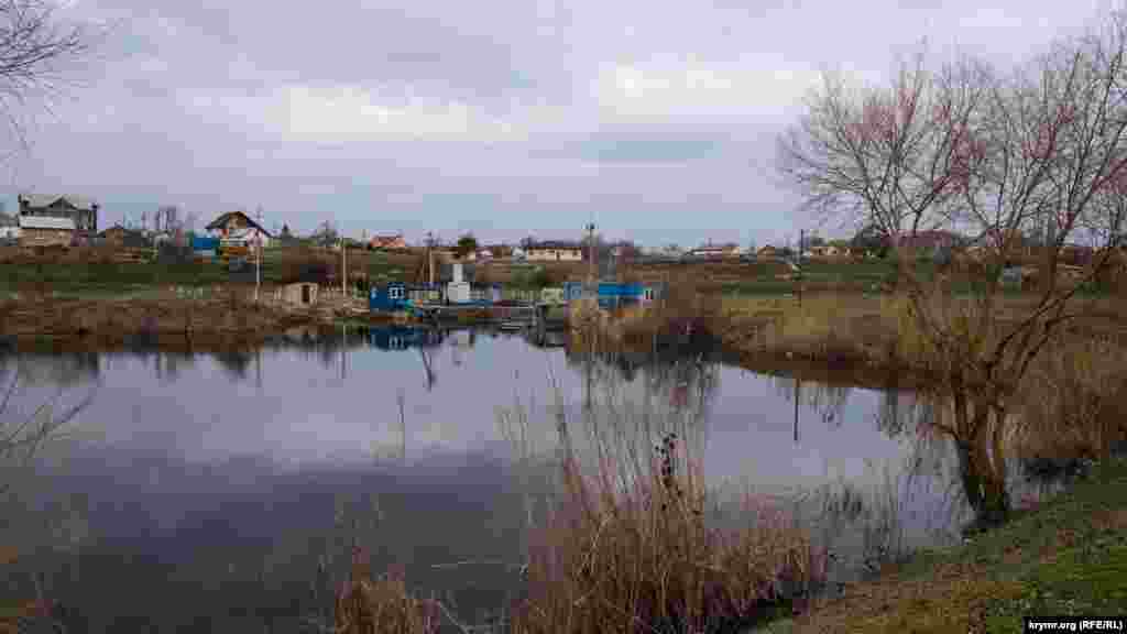 Пруд-накопитель наполняется альминской водой. На его берегу &ndash; насосная станция, которая подает воду в емкости в верхней части села для последующего полива персиковых садов и виноградников в засушливую летнюю пору