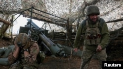 Militari ucraineni trag cu un howitzer asupra onor poziții rusești din orașul Pokrovsk, la începutul lunii octombrie.