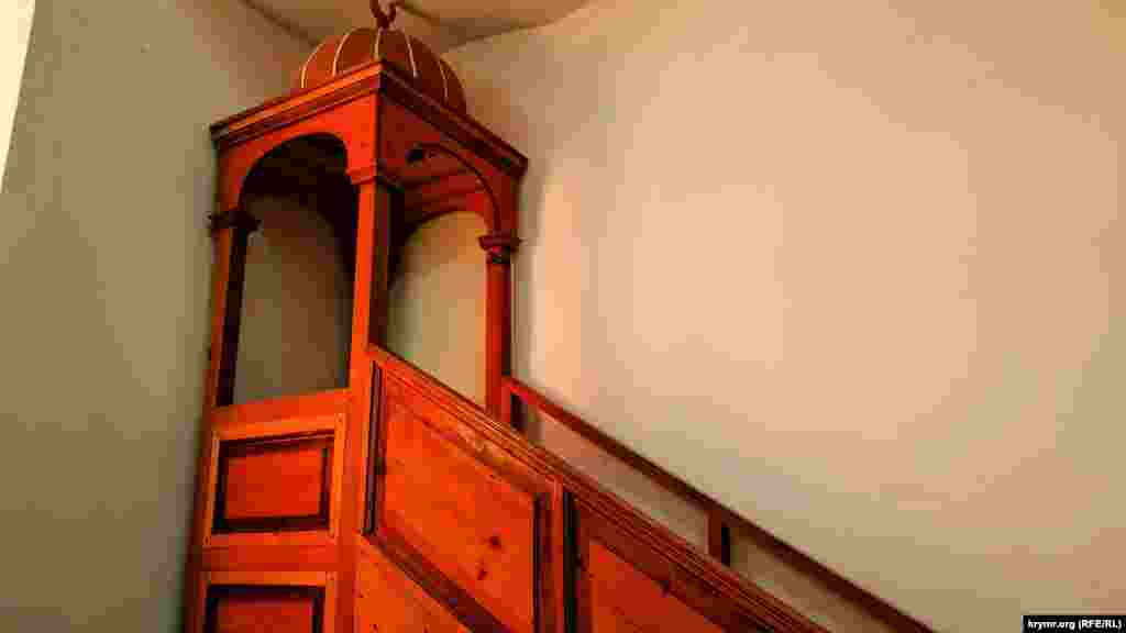 Мінбар (трибуна) в мечеті, з якої імам виголошує п'ятничну проповідь