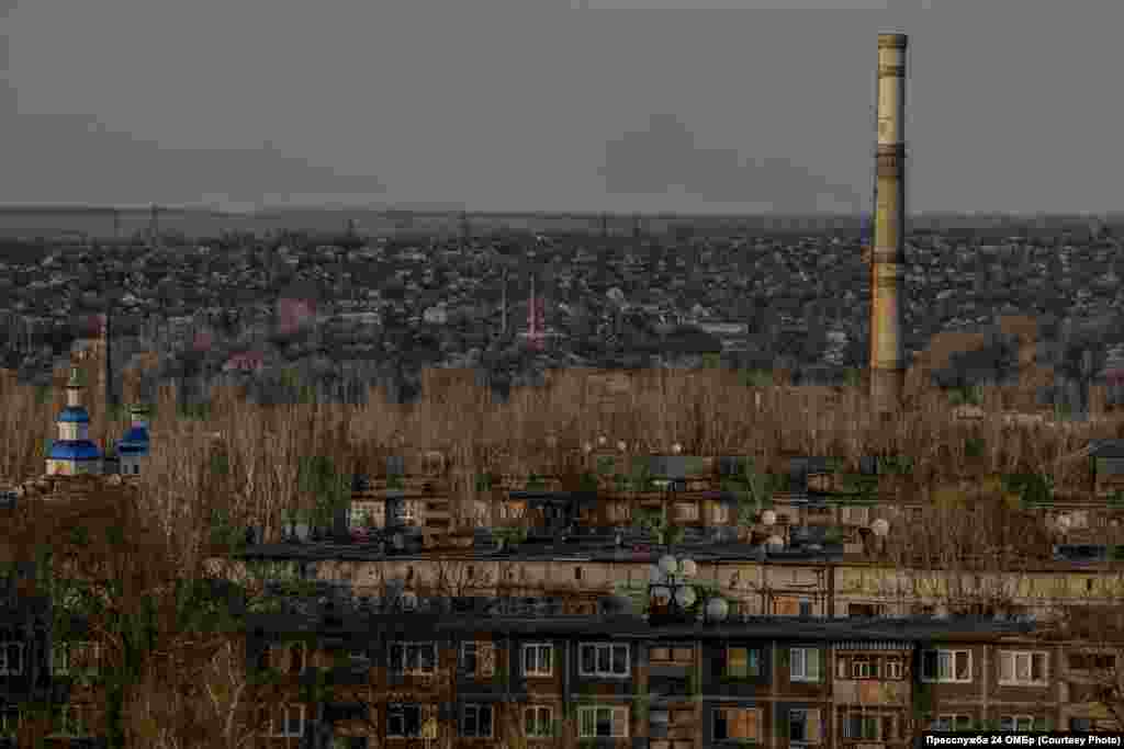 Костянтинівка, Донецька область, травень 2025 року.На горизонті – Часів Яр, один з напрямів наступу російської армії на місто. За даними місцевої влади, у Костянтинівці залишаються близько 9 тисяч із 67 тисяч людей, які жили там до повномасштабного вторгнення РФ