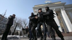 "Нұр Отан" саяси партиясының кеңсесі алдына келген адамдарды полиция ұстап жатыр. Алматы, 27 ақпан 2019 жыл.