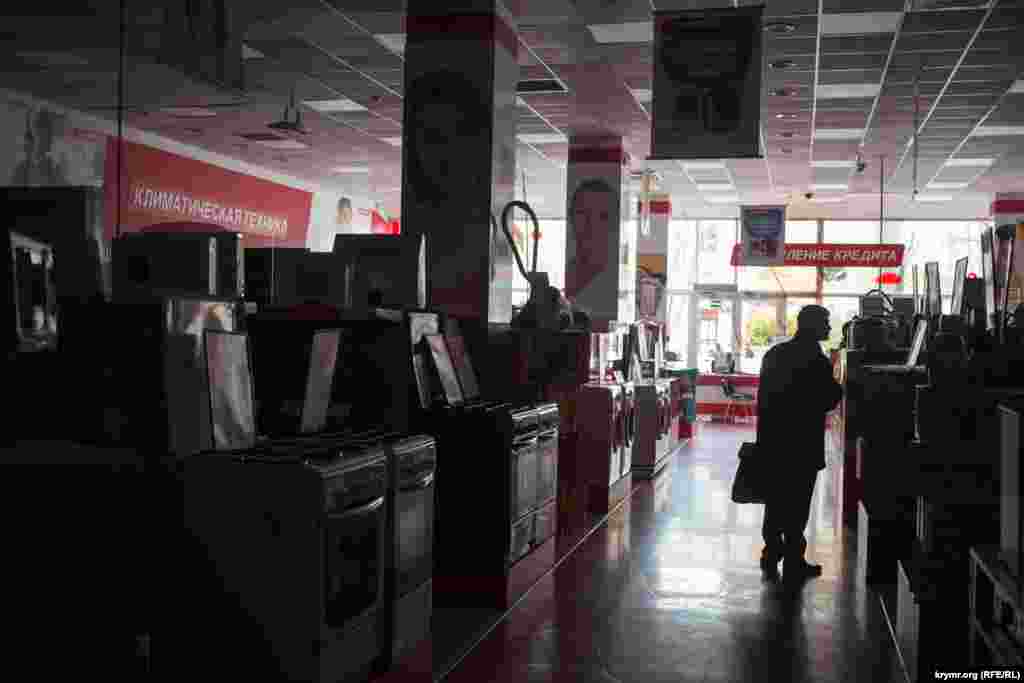 По-соседству с "Чистым домом" находится супермаркет "Эльдорадо"&nbsp;