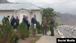 Кыргызстандын жана Тажикстандын атайын кызматтарынын башчысы Камчыбек Ташиев менен Саймумин Ятимов. Сүрөт социалдык тармактардан алынды.