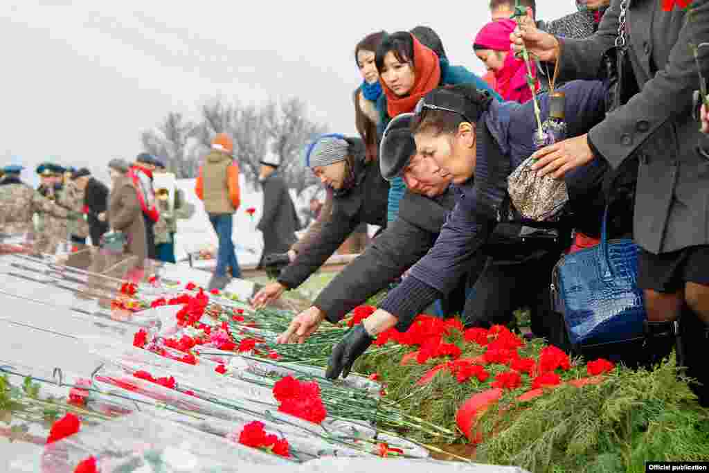 Бул күнү адатта коммунисттик режимдин тушундагы мамлекеттик репрессиялардын, миңденген адамдарды массалык көчүрүүлөрдүн, эмгек лагерлерине айдоонун курмандыктары укук коргоочулар тарабынан эскерилип келет. 