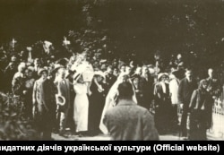 Труну із Лесею Українкою несуть жінки на Байковому кладовищі у Києві 7 серпня 1913 року