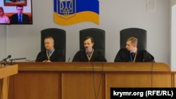 Суд ухвалив «забезпечити явку безкоштовного адвоката безперервно на засідання, незалежно від того, як поводитимуться адвокати Януковича»