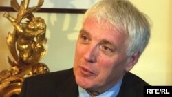 Jamie Shea, ish-zëvendës i ndihmësit të sekretarit të përgjithshëm të NATO-s.