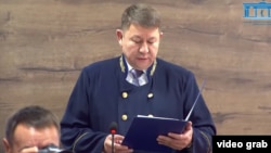 Судья Ержан Жанузаков зачитывает приговор. Талдыкорган, 5 июня 2025 года