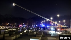 Полиция у мемориала Холокоста в Берлине, 21 февраля 2025 г.