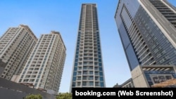 Familja Kasai ka në pronësi katër banesa në një kompleks banimi në Dubai, sikurse është Studio One (në qendër të fotografisë). 