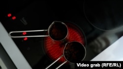 Dy xhezve me kafe duke u zier me energjinë e prodhuar përmes paneleve diellore në familjen Rashiti.