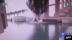 За даними СБУ, підводні підпірки опор сильно пошкоджено на рівні дна, «фактично міст перебуває в аварійному стані». Скріншот з відео, поширеного українською спецслужбою 3 червня 2025 року 