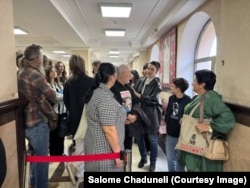 პირველ რიგს დაკავებული დემონსტრანტების ოჯახის წევრები იკავებენ.