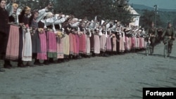 În 1940, etnicii germani din nordul Transilvaniei au întâmpinat trupele maghiare naziste cu saluturi specifice. Regiunea a fost ocupată de acestea în cea mai mare parte a războiului. 