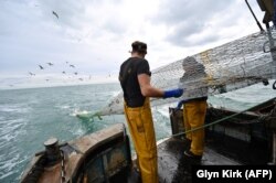 Pescuitul comercial a fost și rămâne o temă majoră de dezbatere politică. În imagine doi pescari britanici, a căror țară a criticat inclusiv în contextul Brexit-ului cotele impuse în domeniu și alte reglementări comunitare.