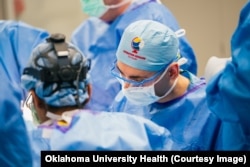Kirurgët ukrainas që marrin pjesë në një program e Universitetit të Oklahomës (OU Health)