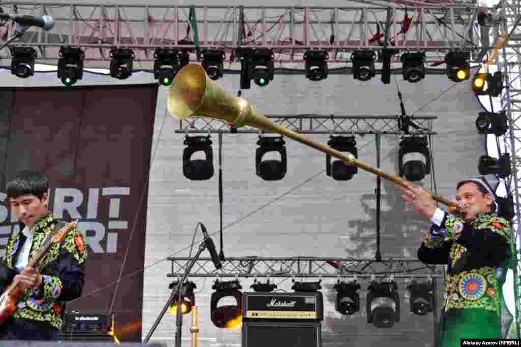 Сахнада Өзбекстаннан келген "Аббос" тобы өнер көрсетіп жатыр.