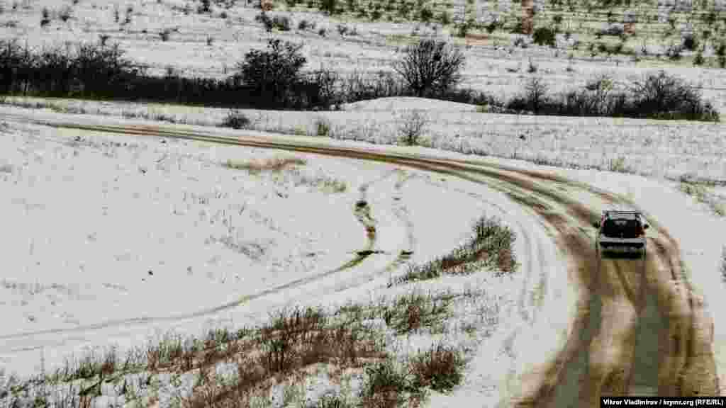 Дорога, що веде в знамениту Мармурову печеру. Цей популярний туристичний об'єкт розташований на нижньому плато гірського масиву Чатир-Даг ‒&nbsp;за 10 кілометрів від в'їзду до села Мармурове