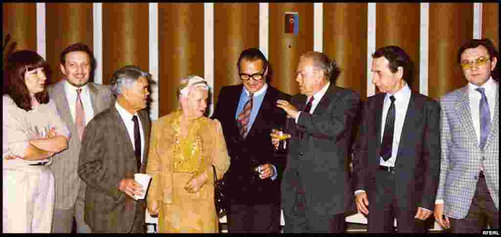 "Азатлык радиосы" хезмәткәрләре билгеле галим Александр Бенигсен белән. Сулдан унга - Фәридә Хәмит, Фәрит Аги, Аяз Хәкимуглы, Мәдинә Солтан, Гариф Солтан, Александр Бенигсен Али Акыш, Надир Дәүләт. Мюнхен, 1970нче еллар