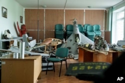 Части сбитого российского "Шахеда" в киевской исследовательской лаборатории