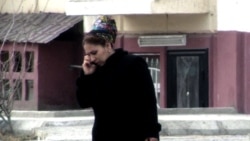 Aşgabatda okuwçylarynyň ýanyndan mobil telefonlary çykan mugallymlar meýletin-mejbury işden çykaryldy