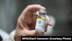 Врач-иммунолог Джалал-Абадской области Алия Арыкбаева показывает контрольный знак вакцины на холодильнике Центра иммунизации. Фото: ВОЗ/Даниль Усманов