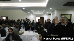 ښاغلي عبدالله تېره شپه له خپلو ټاکنیزو ملګرو سره په سپیدار ماڼۍ کې ناسته درلوده او له همغه ځایه یې د اوو ولایتونو د رأیو بیاشمېرنې په تړاو خپله پرېکړه اعلان کړه.