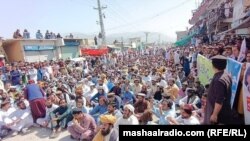 د مې پر دويمه په واڼه کې د احتجاج پر مهال زرګونه کسان راغونډ شوي ول.