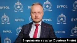 Былы начальнік аддзелу 3-га ўпраўленьня Галоўнага ўпраўленьня па барацьбе з арганізаванай злачыннасьцю і карупцыяй (ГУБАЗіК), а цяпер прадстаўнік ініцыятывы BYPOL Аляксандар Азараў.