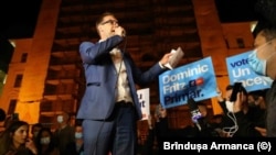 Romania- Dominic Fritz sărbătorește în Piața Oprei, alături de timișoreni, victoria în alegeri